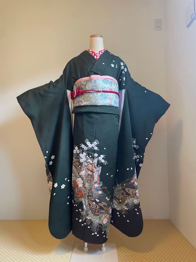 美品　正絹　深緑色 御所車　振袖