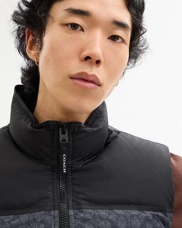 正規店購入★コーチ★シグネチャー★ダウンベスト黒サイズあり★新品、タグ付き