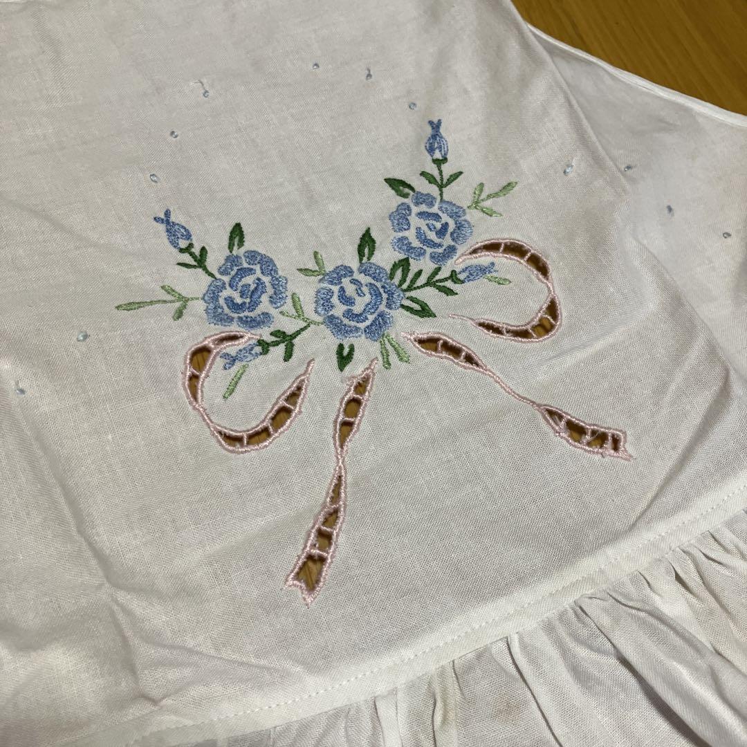 新品】刺繍入りホワイトエプロン - メルカリ