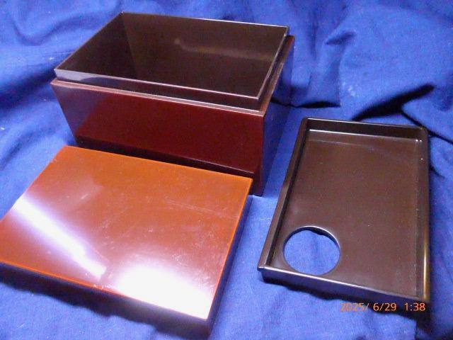 状態の良い木製の茶箱です。 蓋付き 仕切り付き