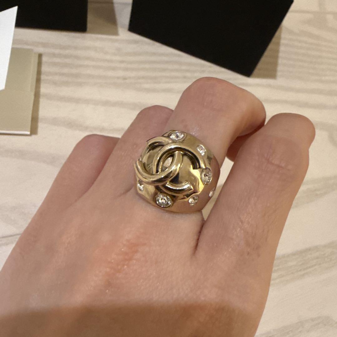 【大きめロゴとボリュームがポイント☆】CHANEL リング CCロゴ CHANEL CCロゴ ストーン付きリング - メルカリ