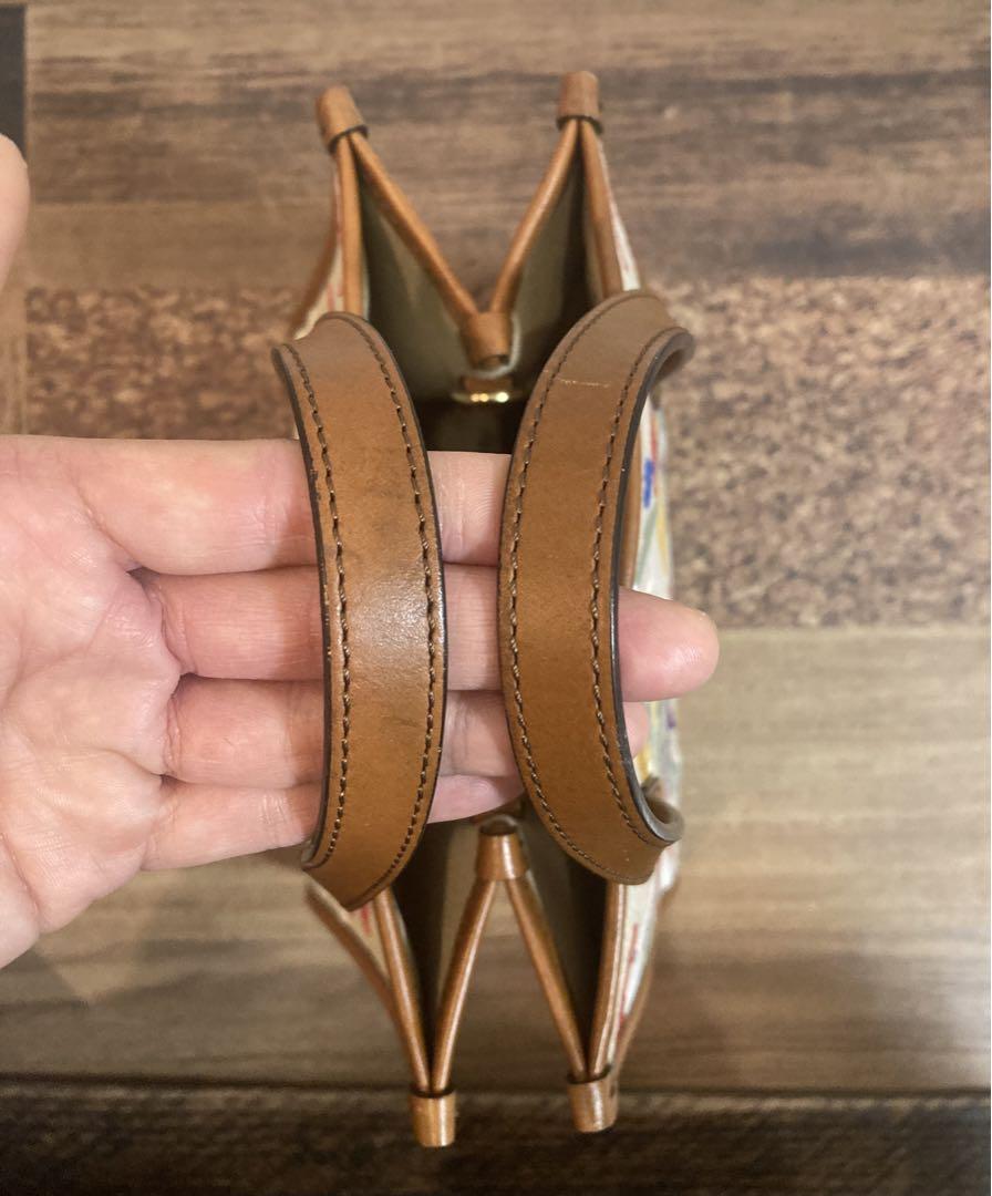ベージュ