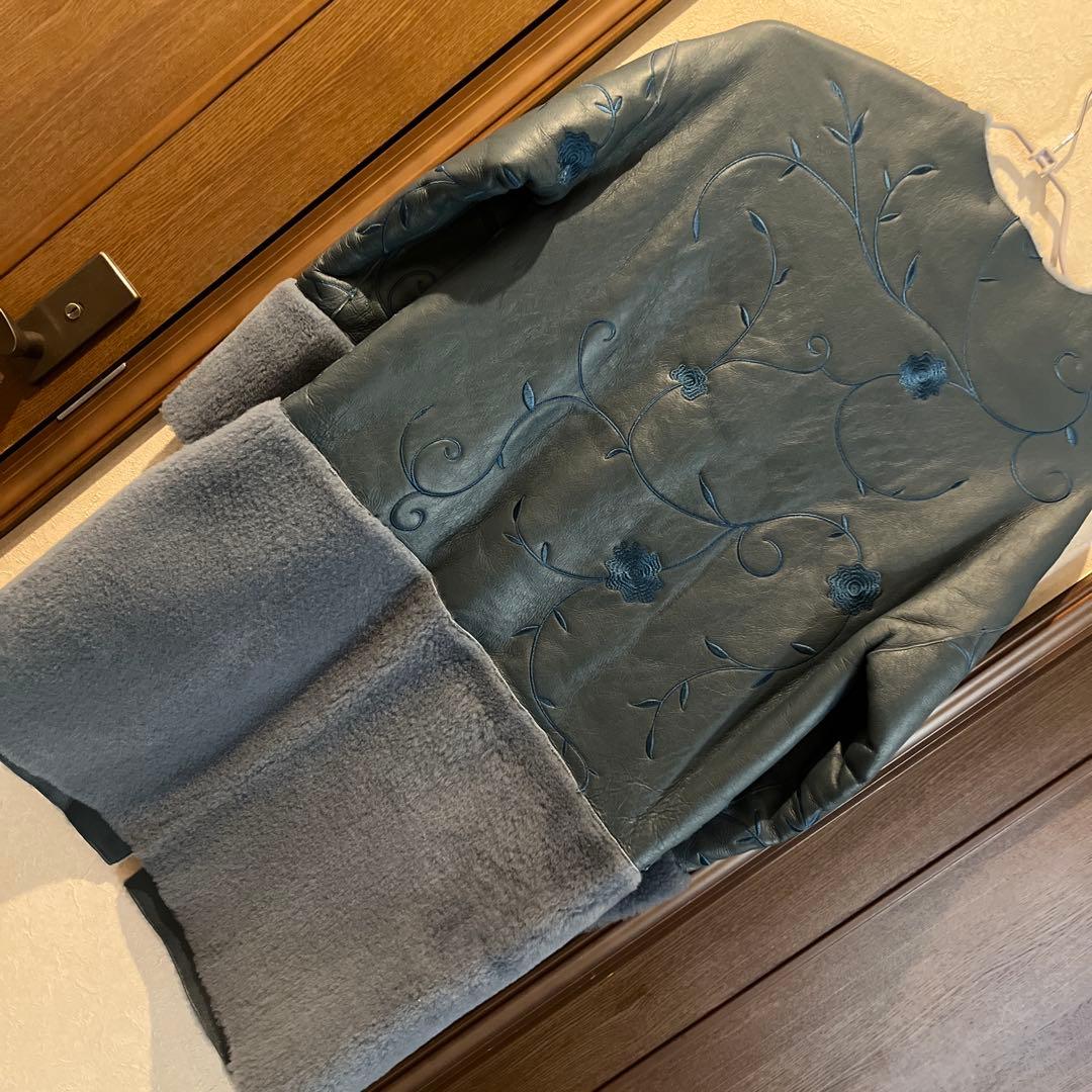 刺繍入り青ムートンコート新品 刺繍入り青ムートンコート新品