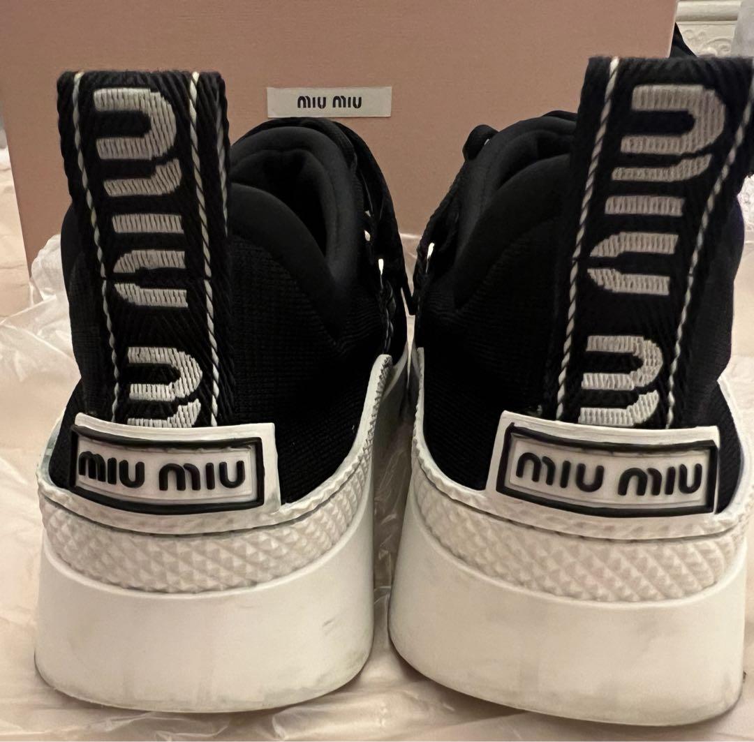 美品 ミュウミュウ miumiu エナメル パテントレザー オープン
