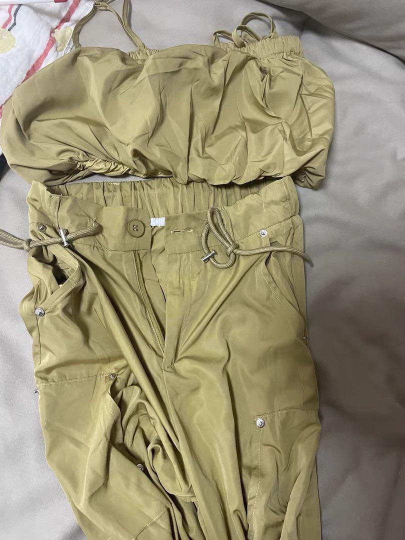 無地セットアップ　ストラップショルダートップス　UFOパンツ