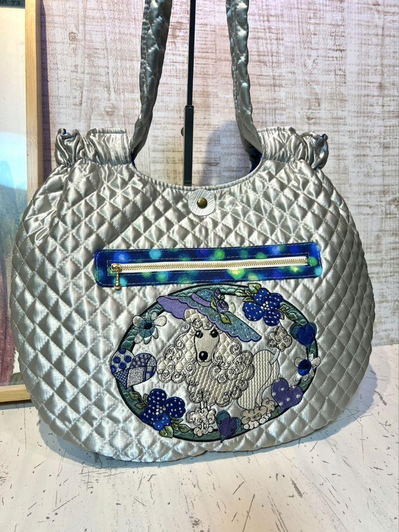 ロラライハリス♡シルバーサテンキルト♡刺繍のクッタリ肩掛けバッグ♡