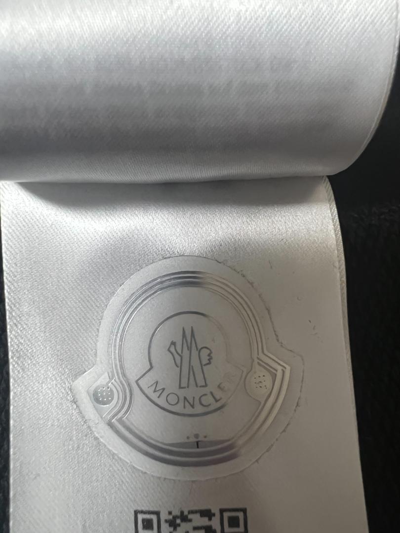 新品未使用・本物保証☆MONCLER Cropped パーカー L 黒色 女性用