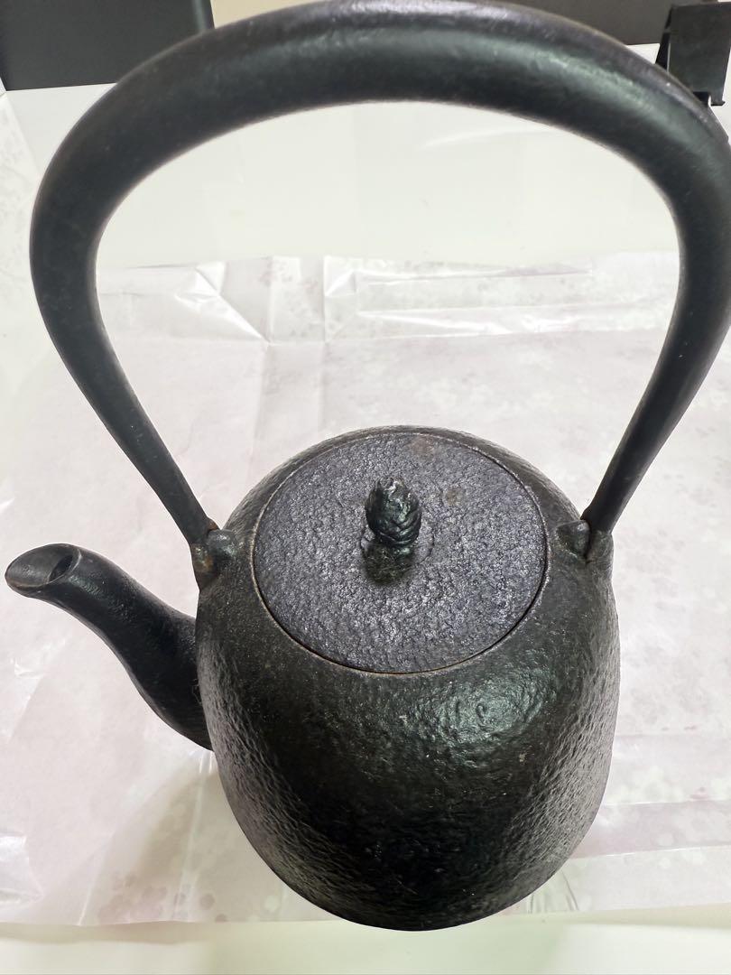 伝統的な黒色鋳鉄製鉄瓶