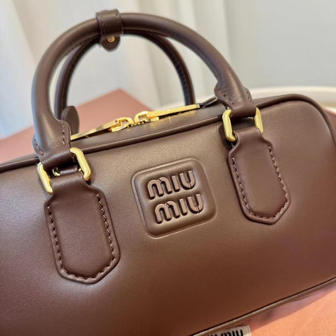 MIU MIU ブラウンレザー ショルダーバッグ22cm - メルカリ