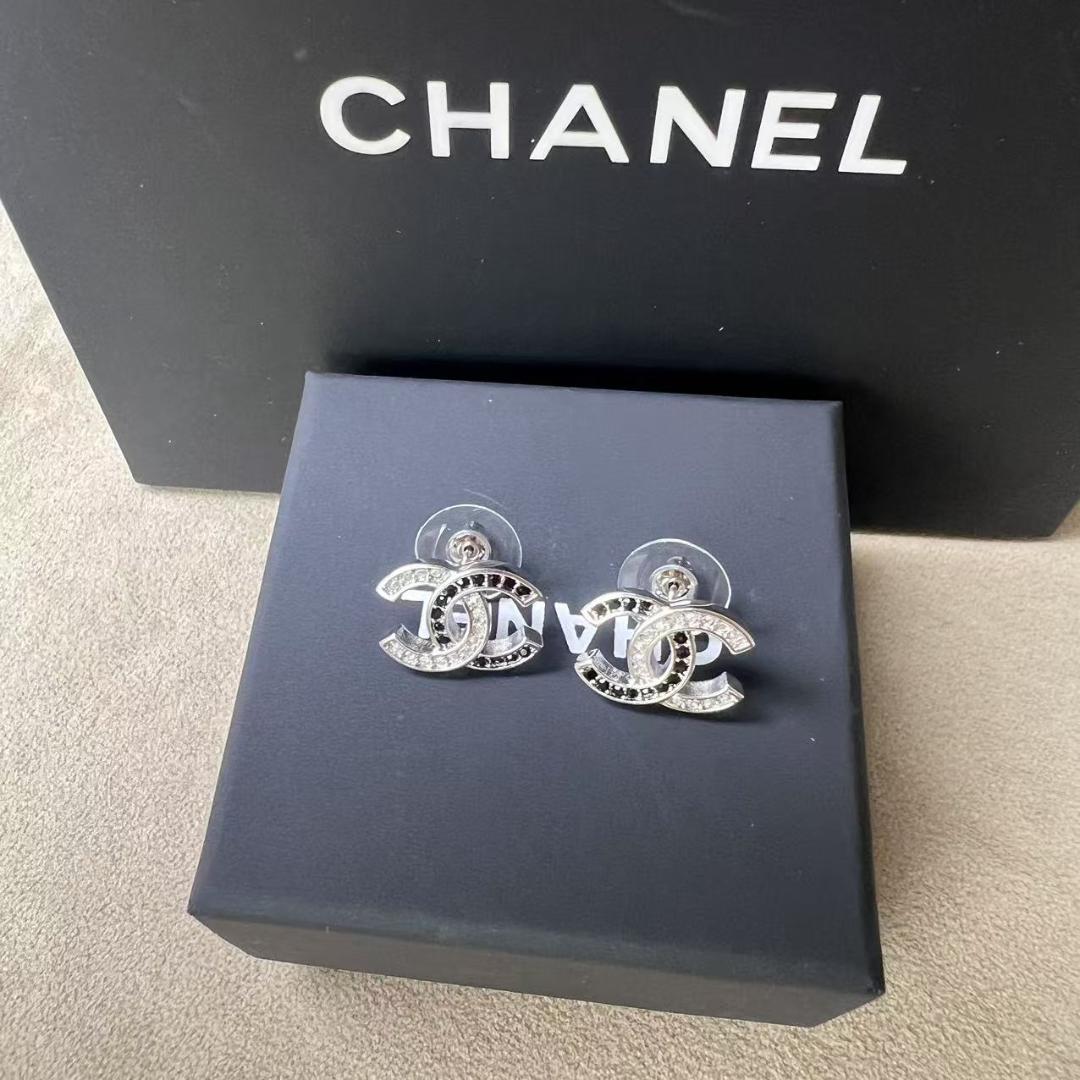 CHANELボタン　シルバー　ピアス両耳用