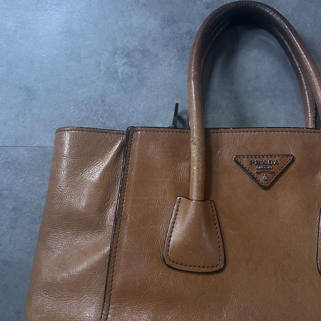 【希少カラー❗️】プラダ　プレートロゴ　レザー　ハンドバッグ　ブラウン　三角ロゴ 希少 PRADA オールレザー ハンドバッグ ロゴプレート ブラウン