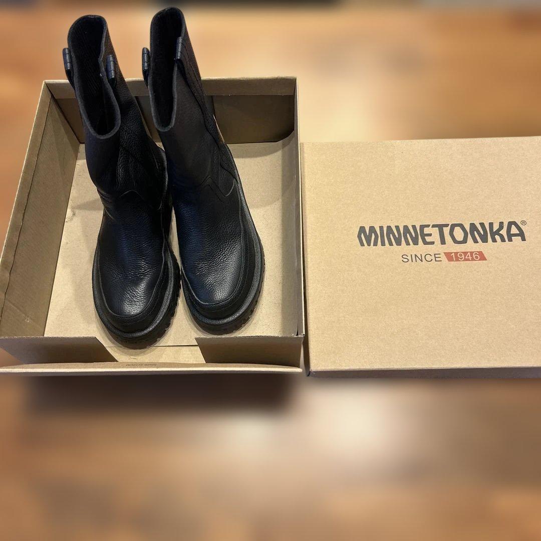MINNETONKA ブラックショートブーツ