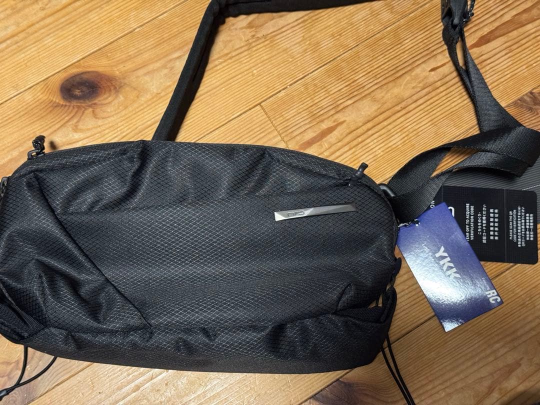 見た目以上の収納力。ボトルも傘も、魔法のように隠せる高機能バッグ｜NIID