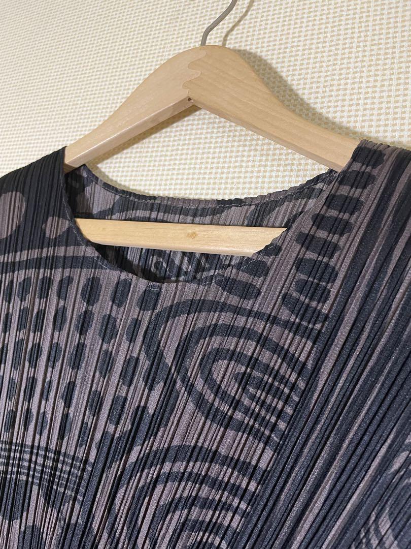 PLEATS PLEASE イッセイミヤケ　 デザインカットソー