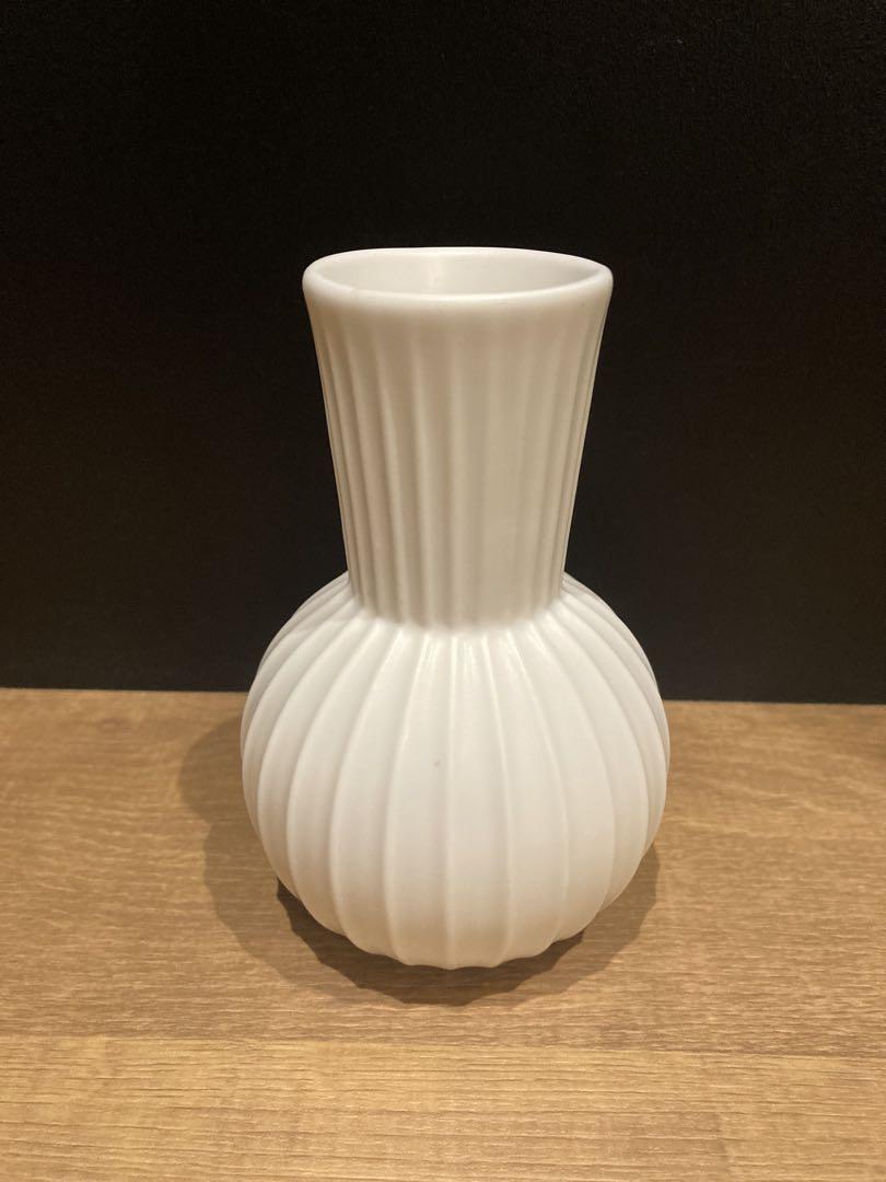 リブデザイン ホワイト陶器花瓶 新品/箱付CLAY ホワイト陶器花瓶 リブデザイン - メルカリ