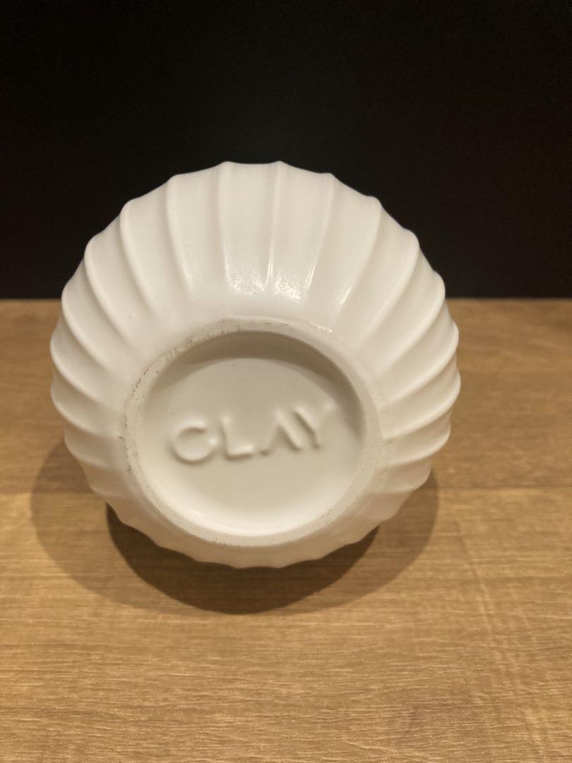 リブデザイン ホワイト陶器花瓶 新品/箱付CLAY ホワイト陶器花瓶 リブデザイン - メルカリ