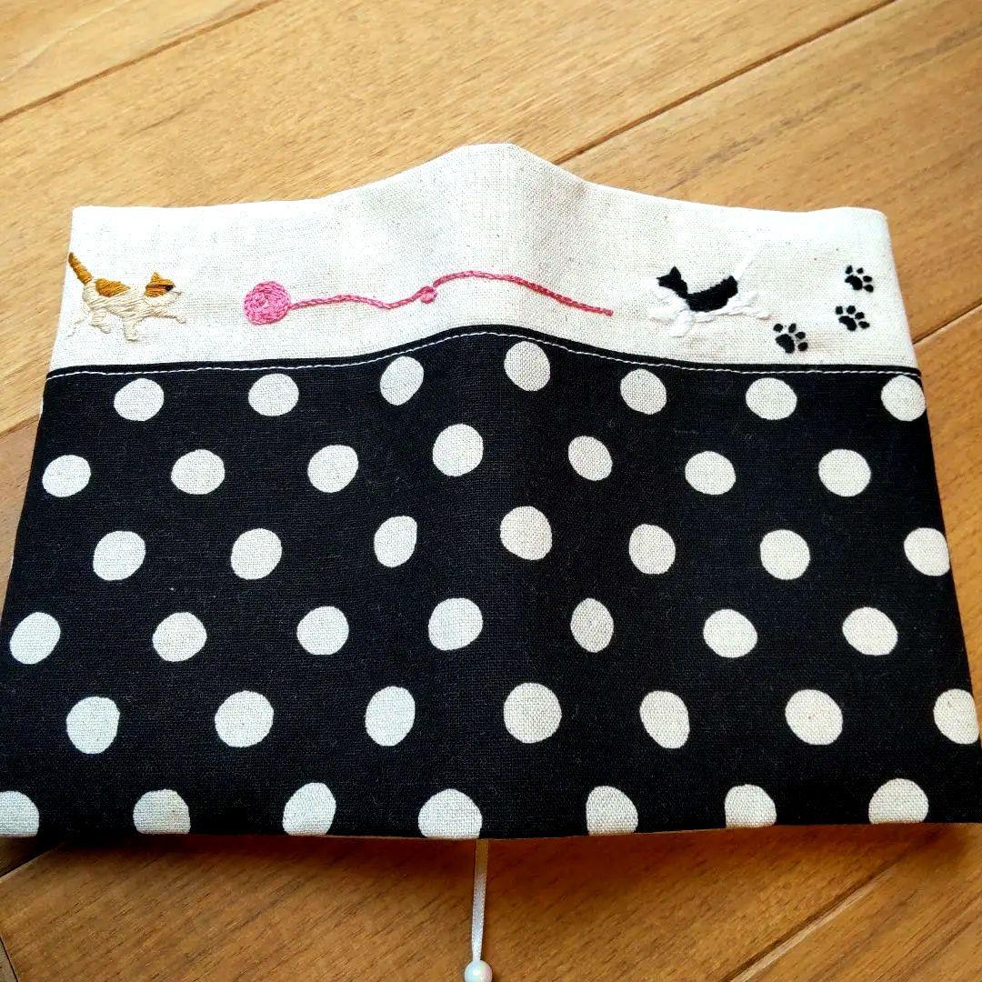 あーちゃん様オーダー　ハンドメイド　ブックカバー　手刺繍 あーちゃん様オーダー ハンドメイド ブックカバー 手刺繍
