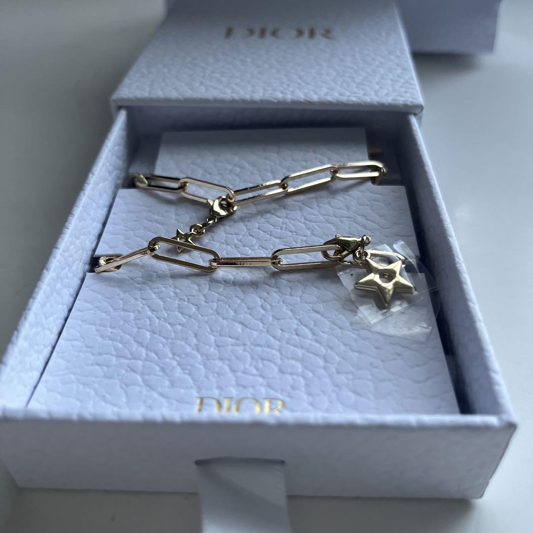 Dior ゴールドチェーンブレスレット 星型チャーム付き - メルカリ