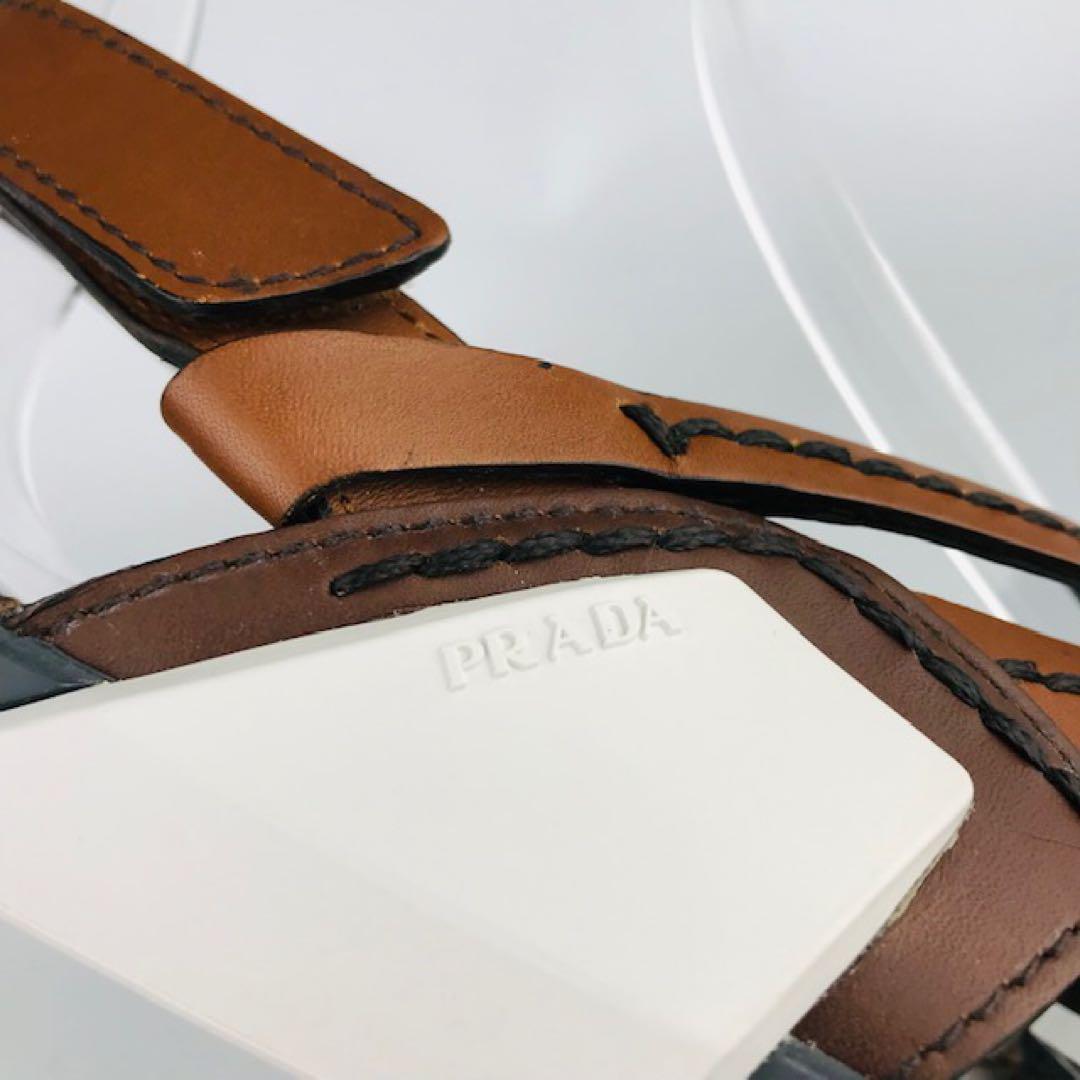 美品☆プラダ・レザー エンボスブランドロゴ ベルクロストラップ