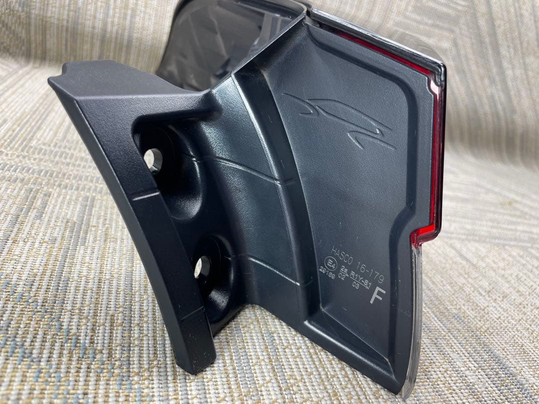 カローラクロスZSG10 MXGA10 右テールライト HASCO 16-179