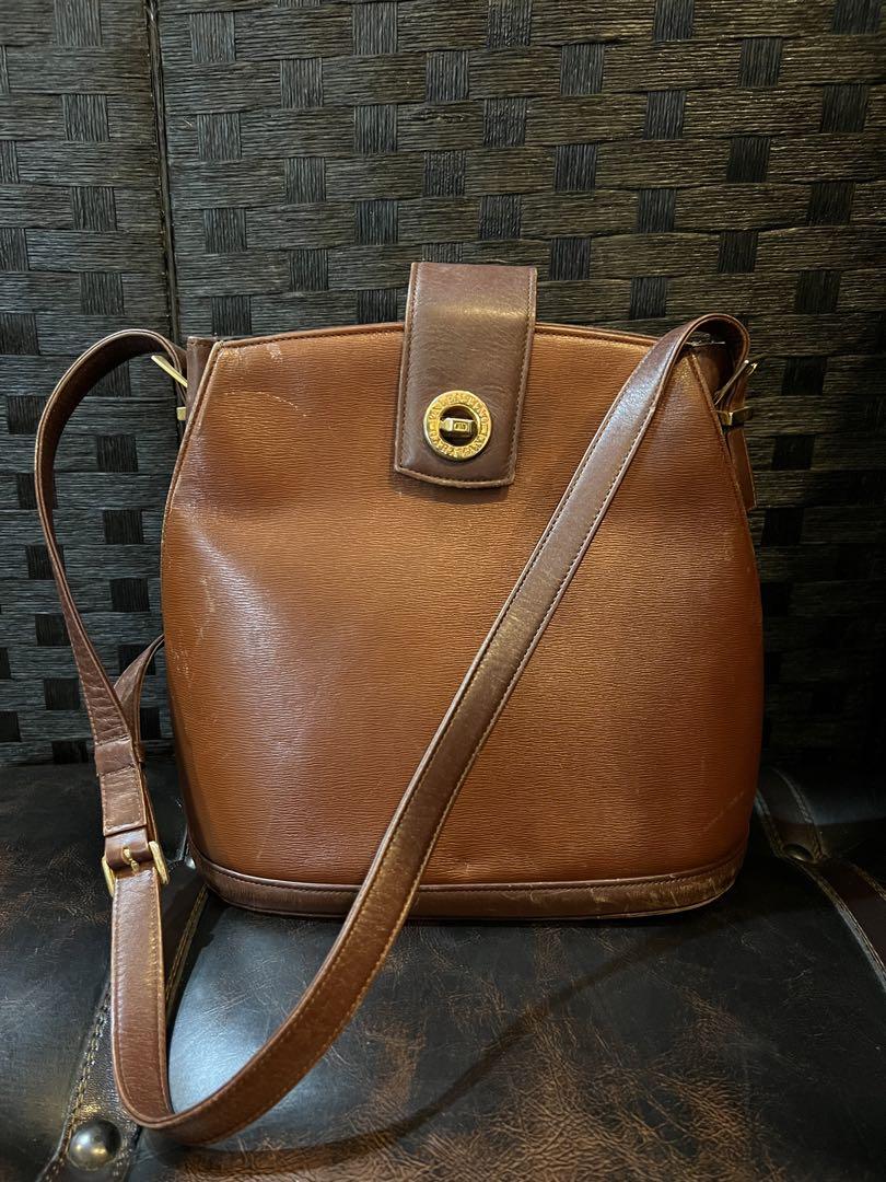 オ　VALENTINO GARAVANI ターンロックレザーショルダーバッグ
