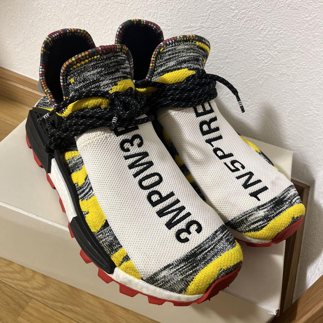赤西仁着用adidas ファレルウィリアムス　YEEZY BOOST