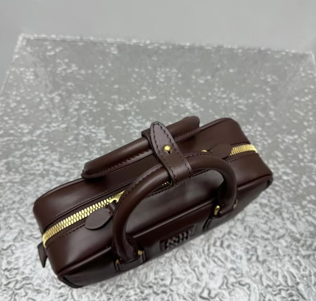 【値下げ】 MIUMIUボウリングバッグです コーヒー色 メルカリ - バッグ