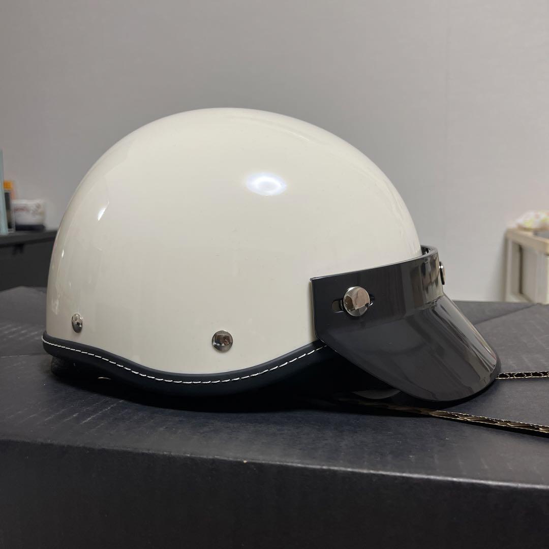 ショーティータイプホワイト 小帽体半帽ヘルメット 黒バイザー付きMサイズ新品
