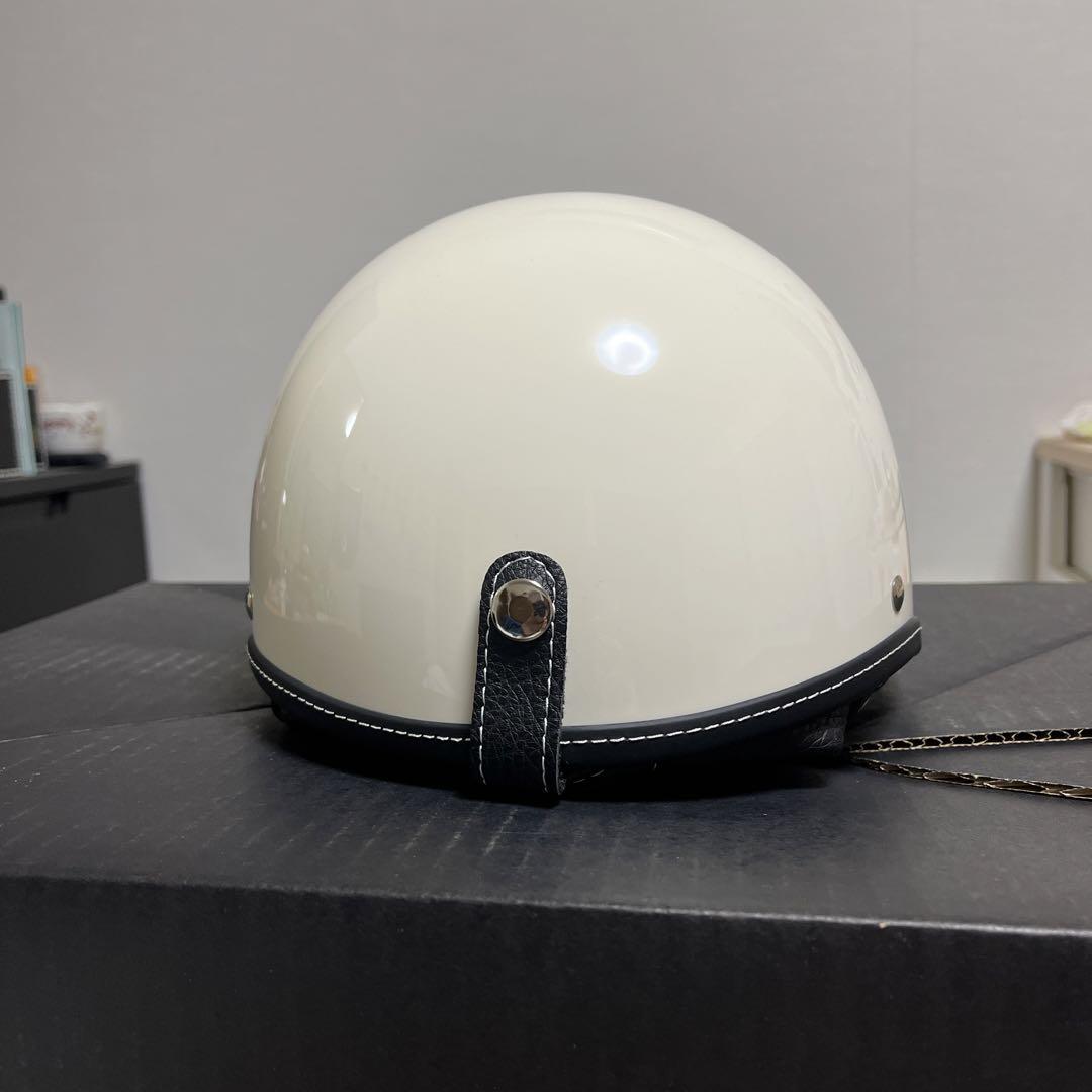 ショーティータイプホワイト 小帽体半帽ヘルメット 黒バイザー付きMサイズ新品