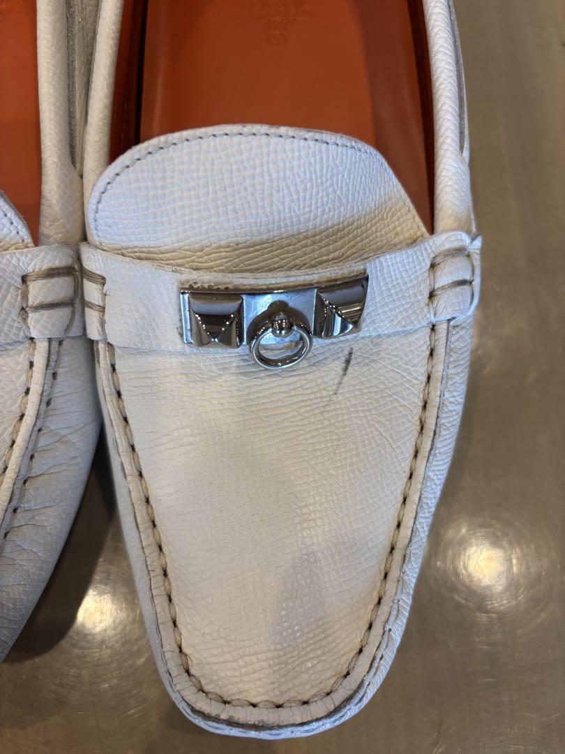 エルメス　HERMES ホワイト ローファー メタルバッジ付き