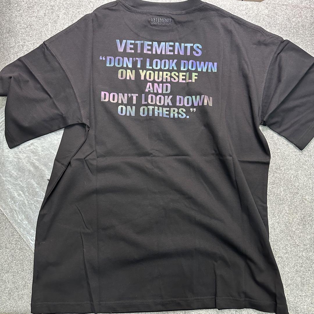 【ヴェトモン】ロゴ オーバーサイズ 半袖Tシャツ 綿 色あせ 黒 VE3805EM00002_fw_thumbM.jpg