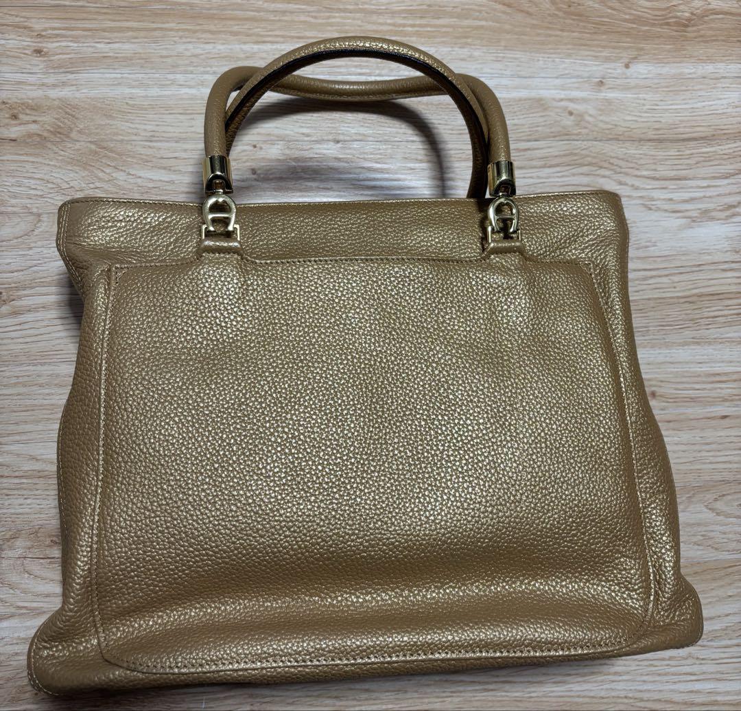 AIGNER アイグナー ゴールドレザー トートバッグ - メルカリ