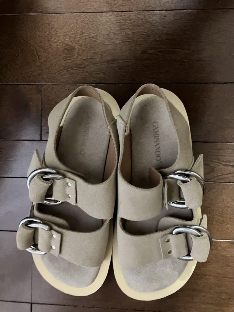 CAMINANDOのベージュのサンダル
