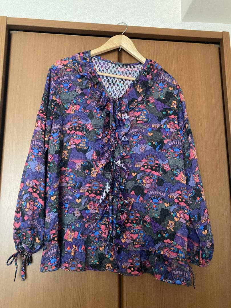 PSYCHEDELIC HYS BEAR柄 フリルブラウス PSYCHEDELIC HYS BEAR柄 フリルブラウス