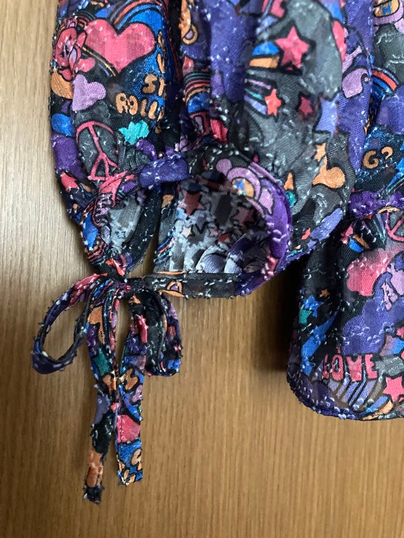 PSYCHEDELIC HYS BEAR柄 フリルブラウス PSYCHEDELIC HYS BEAR柄 フリルブラウス