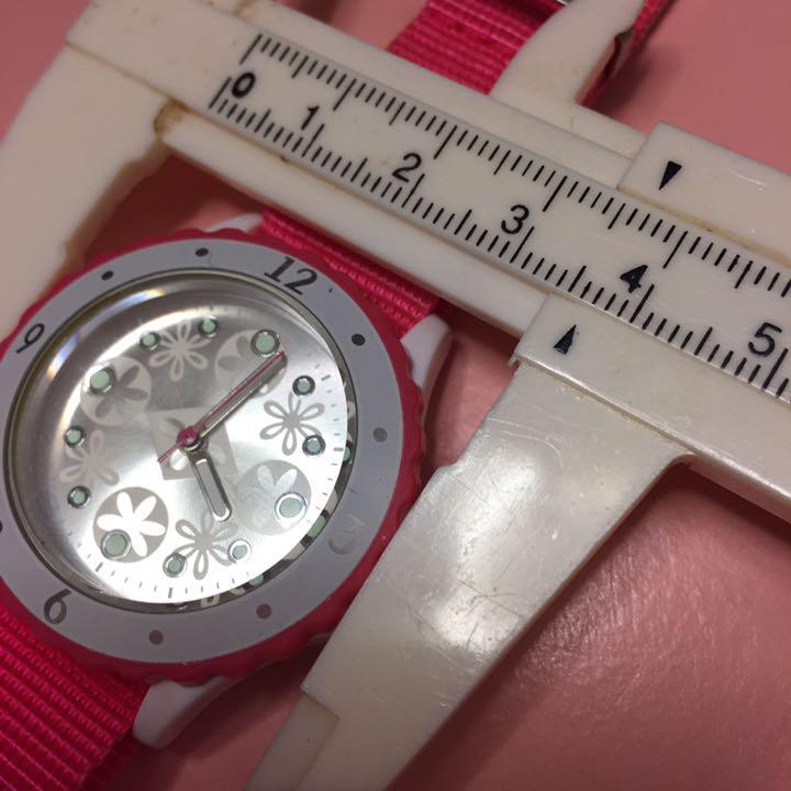 2個セット 腕時計 レディース 濃いピンク系 文字盤にメーカー名無し 電池残有 2個セット 腕時計 レディース 濃いピンク系 文字盤にメーカー名無し 電池残有