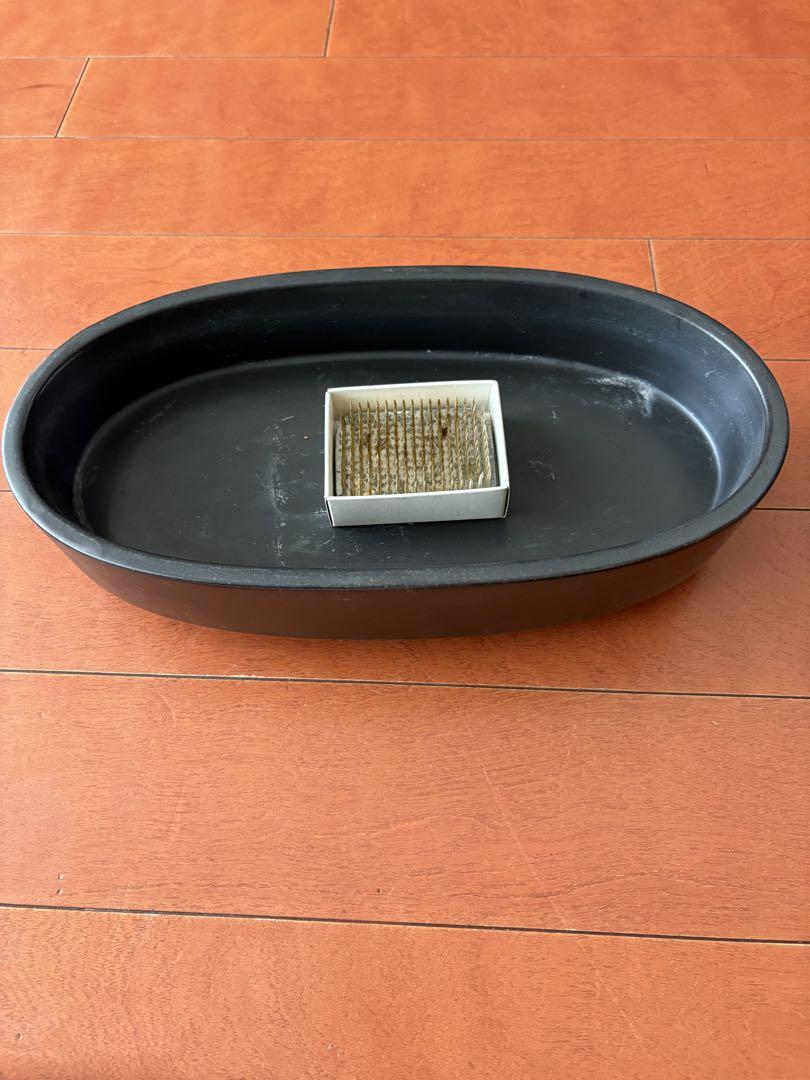 黒い楕円形プラスチック花器