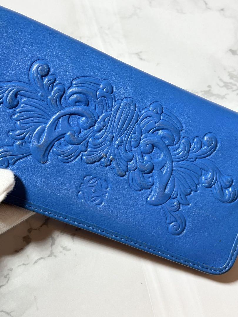 LOEWEロエベの青いエンボス加工長財布