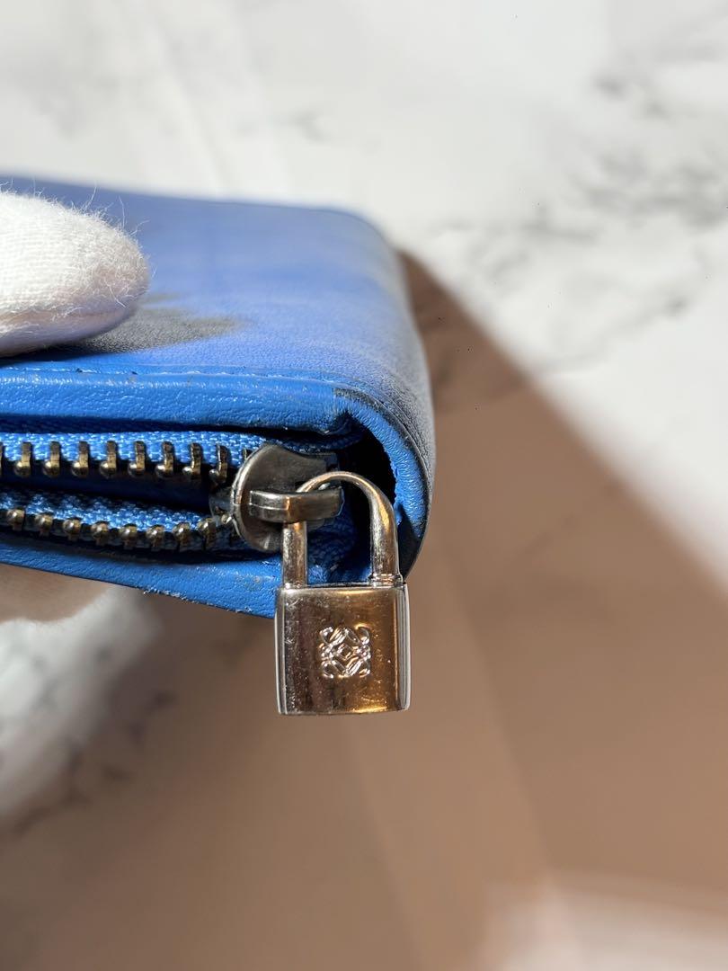 LOEWEロエベの青いエンボス加工長財布