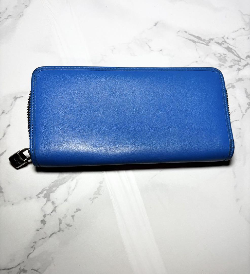 LOEWEロエベの青いエンボス加工長財布