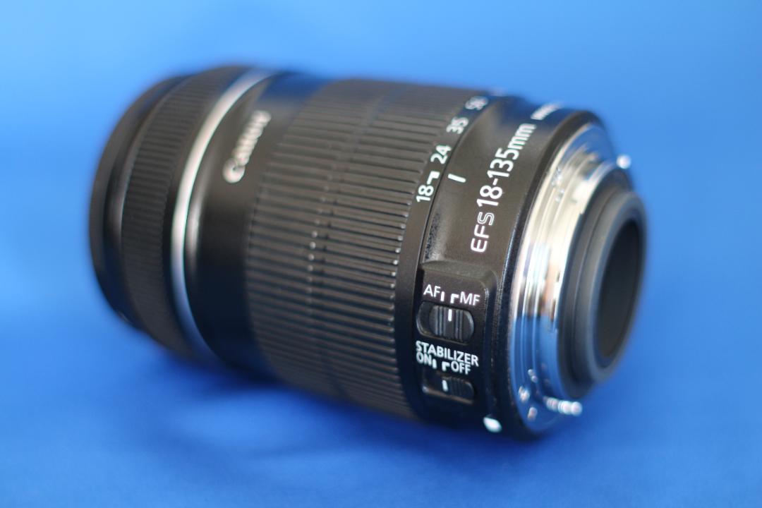 Canon EF-S 18-135mm 1:3.5-5.6 IS TluFr-m21151811606 NEW特価