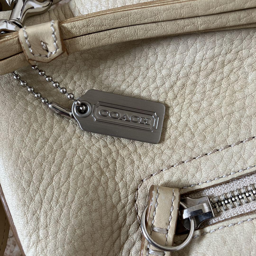 COACH ベージュ レザーショルダーバッグ - メルカリ