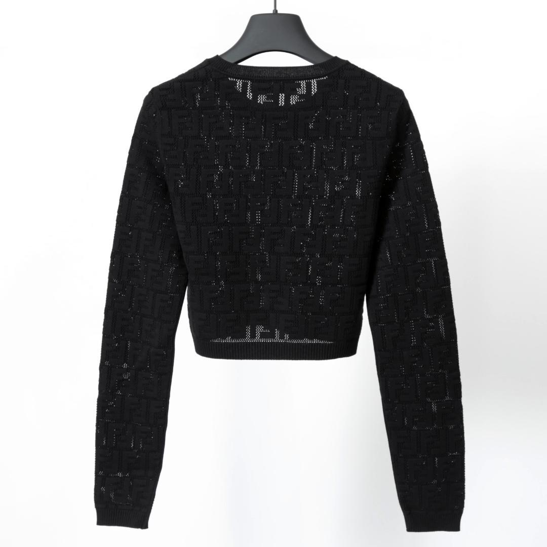 美品 FENDI ブラック FF柄 ショート丈 クロップドニット セーター 美品 FENDI ブラック FF柄 ショート丈 クロップドニット