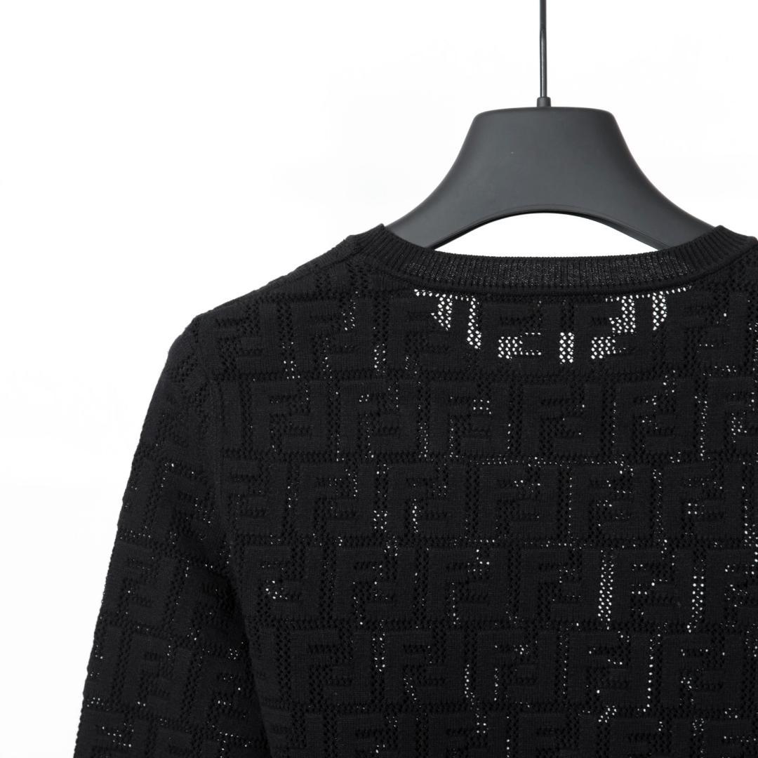美品 FENDI ブラック FF柄 ショート丈 クロップドニット セーター 美品 FENDI ブラック FF柄 ショート丈 クロップドニット