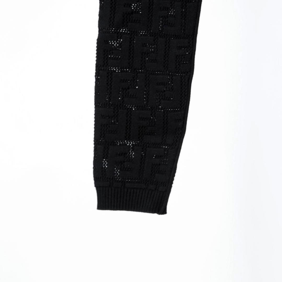 美品 FENDI ブラック FF柄 ショート丈 クロップドニット セーター 美品 FENDI ブラック FF柄 ショート丈 クロップドニット