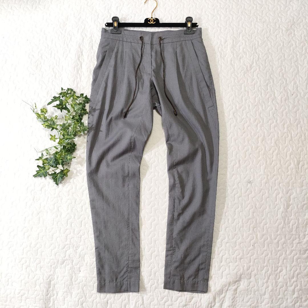 ブルネロクチネリ　スリムテーパードパンツ　コットンシルク　ドローコード　グレー