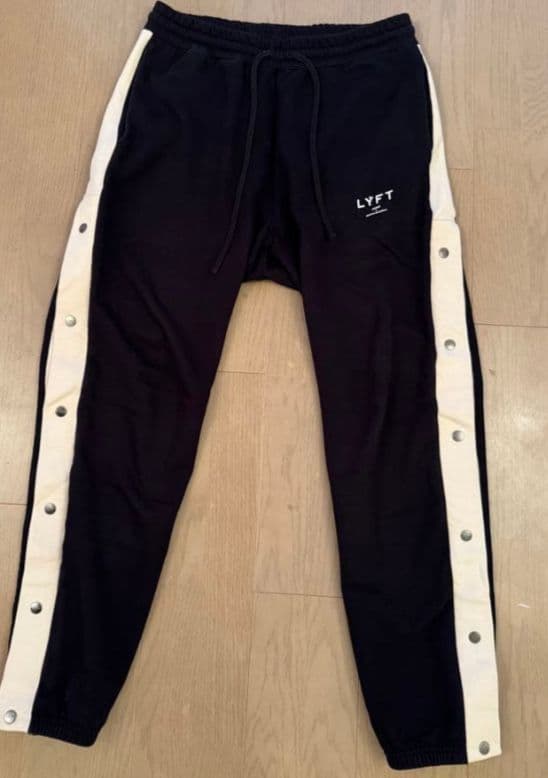 LYFTサイズ サイドボタン付き黒ジョガーパンツ