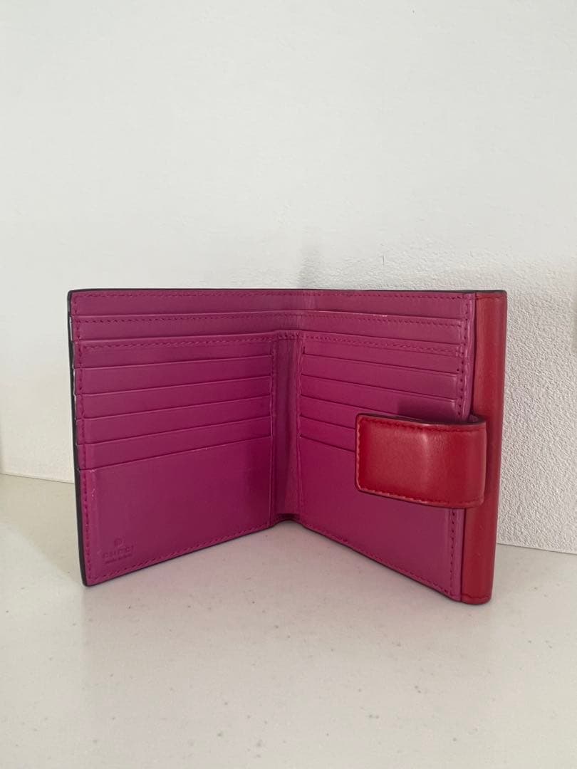 GUCCIグッチ　二つ折り財布　新品　免税店にて購入　収納入れ多　価値あり品 ⚪︎GUCCI⚪︎ グッチ GGスプリーム 二つ折り財布