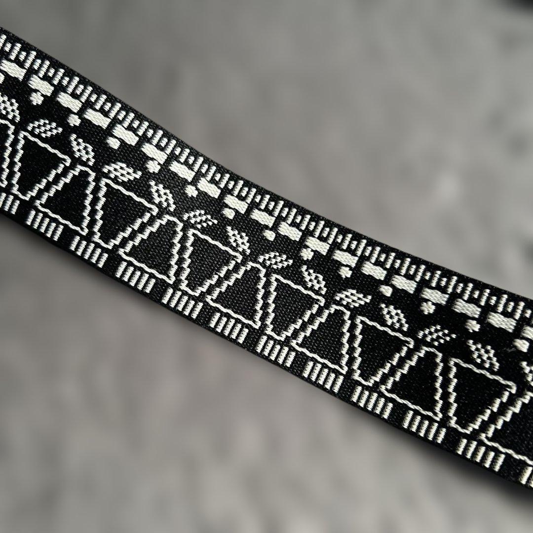 イアパピヨネ 幾何学柄　ワイドテープショルダーバッグ ボディバッグ 本革