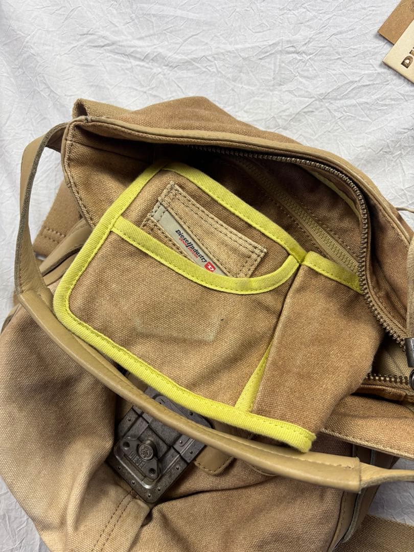 希少00s y2k DIESEL ベージュ レザーショルダーバッグ タグ付き 希少00s y2k DIESEL ベージュ レザーショルダーバッグ タグ付き